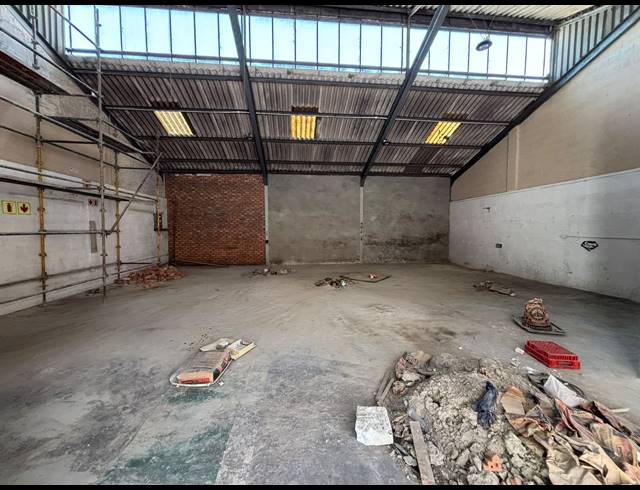 210M² WAREHOUSE TO LET IN EPPING INDUSTRIAL